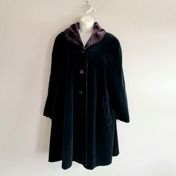 Vintage black velvet swing coat with accent burgundy and red collar. - Picture 3 of 13